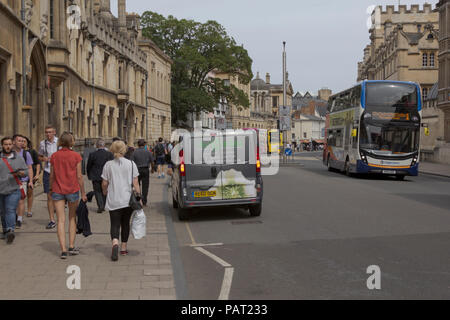 Oxford, Oxfordshire, UK. 23 juin 2018. Météo britannique. Consommateurs et aux touristes profiter du soleil et du shopping dans la ville pittoresque de Oxford. Banque D'Images