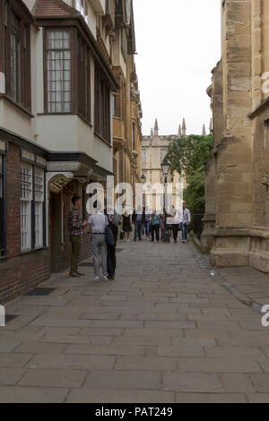 Oxford, Oxfordshire, UK. 23 juin 2018. Météo britannique. Consommateurs et aux touristes profiter du soleil et du shopping dans la ville pittoresque de Oxford. Banque D'Images