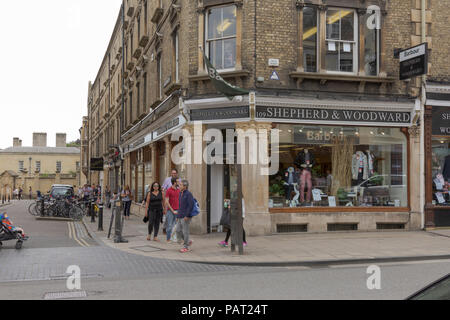 Oxford, Oxfordshire, UK. 23 juin 2018. Météo britannique. Consommateurs et aux touristes profiter du soleil et du shopping dans la ville pittoresque de Oxford. Banque D'Images