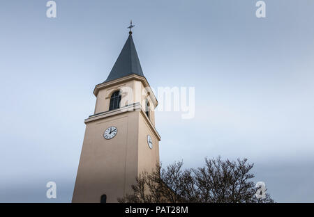 Détail architectural du clocher d'une petite église traditionnelle dans une petite ville dans la région Alsace, dans l'est de la France Banque D'Images