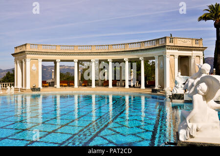 9 novembre 2011 : Piscine Neptune, la piscine extérieure d'ensemble à Hearst Castle, à San Simeon, CA. Banque D'Images