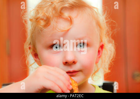 Adorable enfant de manger une collation Banque D'Images