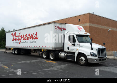 Un Walgreens blanc ou semi-remorque de camion de marchandises à livrer leurs capacités dans Gloversville, NY USA Banque D'Images