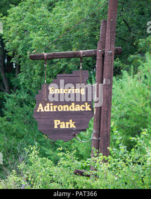 Un cadre rustique en bois brun signe indiquant entrer dans le parc des Adirondack, NY USA, New York State Route 30 dans la région de Mayfield, NEW YORK. Banque D'Images