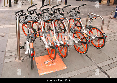 En dehors de la Newcastle upon Tyne gare Mobike stationnement préférentiel pour cycle vélo location de vélos scheme contrôlé via apps pour téléphone & Internet UK Banque D'Images