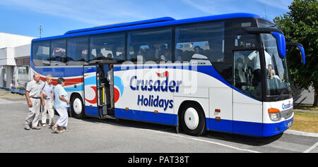 Billet sur Crusader touring holidays coach les passagers d'autobus de tournée après arrêt rafraîchissement sur façon de voyage d'été dans le Yorkshire Dales England UK Banque D'Images