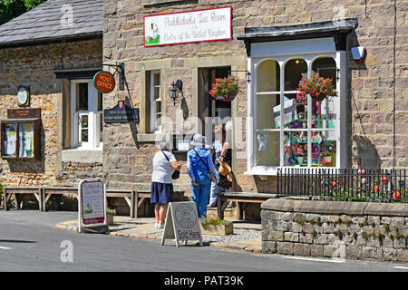 Dunsop Bridge touristes gens à l'extérieur du village anglais magasin salon de thé et bureau de poste dans le centre de la forêt britannique de Bowland Rumble Valley Lancashire Angleterre Banque D'Images