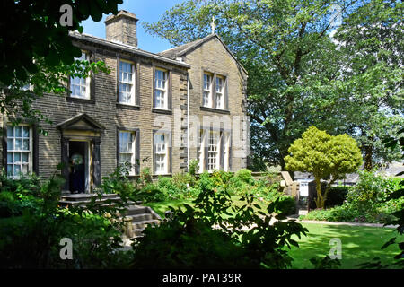 Soeurs Bronte family home & garden maintenant la Brontes Parsonage Museum soutient un important attrait touristique pour l'Haworth village & West Yorkshire UK Banque D'Images