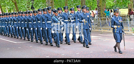 Le Colonel d'Anne-Marie Houghton Première femme leader navigator marching Royal Air Force à l'centenaire flypass parade & The Birdcage Walk london Banque D'Images