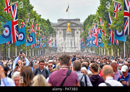 Foules de gens dans le Mall London à Royal Air Force RAF scène de rue centenaire défilé et événement de flypast drapeau de l'Union Jack Buckingham Palace Angleterre Royaume-Uni Banque D'Images