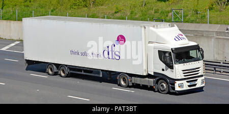 Vue avant de DFS sur la chaîne d'approvisionnement de l'entreprise de meubles livraison du magasin logo de la marque camion et remorque hgv et publicité de réflexion sur le canapé sur l'autoroute M25 au Royaume-Uni Banque D'Images