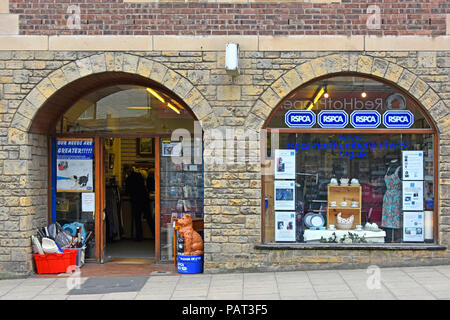 L'extérieur de deux arches en pierre et mur de la RSPCA magasin de charité de l'entrée du magasin avant l'affichage de la fenêtre et de dons pour la vente Northumberland England UK Hexham Banque D'Images