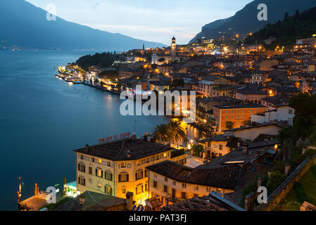 Le lac de Garde. Vue sur la ville et le port à Limone sul Garda, Lac de Garde, les lacs italiens, Lombardie, Italie Banque D'Images