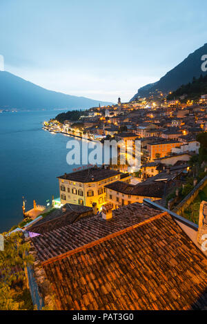 Le lac de Garde. Vue sur la ville et le port à Limone sul Garda, Lac de Garde, les lacs italiens, Lombardie, Italie Banque D'Images