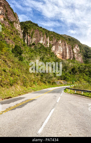SC 438, route à Rio do Rastro Montagnes. Lauro Muller, Santa Catarina, Brésil. Banque D'Images