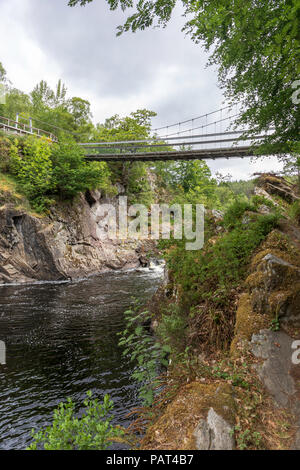 Le pont sur la rivière à l'eau noir Rogie tombe, Strathpeffer, Ecosse Banque D'Images