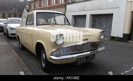 Ford Anglia classic voiture garée dans une rue latérale, Paignton, Devon, Angleterre Banque D'Images