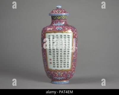 Vase avec de poèmes composés par l'empereur Qianlong. Culture : la Chine. Dimensions : H. (avec couvercle) 9. (22,9 cm). Date : fin du 18e siècle. Musée : Metropolitan Museum of Art, New York, USA. Banque D'Images