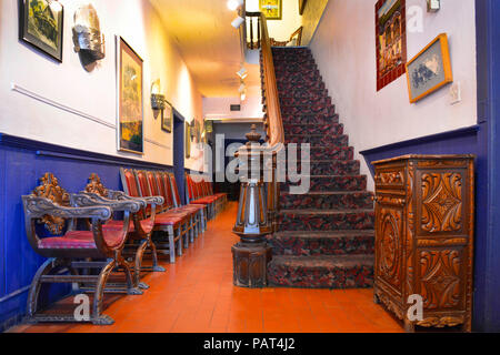 Décoré avec un mobilier et une décoration espagnole dans la ville historique de la Placita restaurant's lobby, est dit être hanté dans la vieille ville d'Albuquerque, NM Banque D'Images