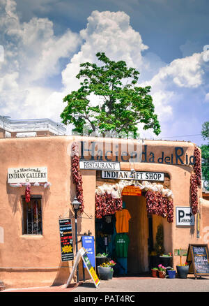 Une entrée colorée à l'ancien bâtiment d'adobe, l'Hacienda del Rio, l'un des cadeaux et décoration restaurant entrée avec chii ristas dans lo Banque D'Images