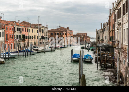 L'un des canaux de couleurs sur l''île de Giudecca, en face de Venise Banque D'Images