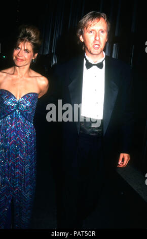 LOS ANGELES, CA - le 30 mars : L'actrice Linda Hamilton et James Cameron Directeur assister à la 64e conférence annuelle des Academy Awards le 30 mars 1992 à la Dorothy Chandler Pavilion à Los Angeles, Californie. Photo de Barry King/Alamy Stock Photo Banque D'Images