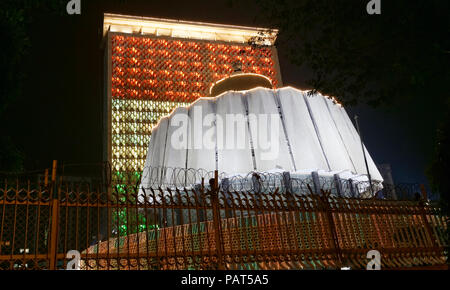 L'Assemblée législative Vidhan Sabha avec l'éclairage de 3 couleurs indiennes à la fin de soirée sur la Journée de la République Mumbai, Inde. Banque D'Images