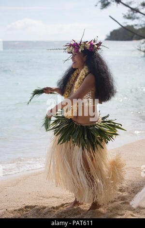 Polynésie Française, îles Australes, Raivavae, tropical beach, portrait de danseuse polynésienne en costume traditionnel. Banque D'Images