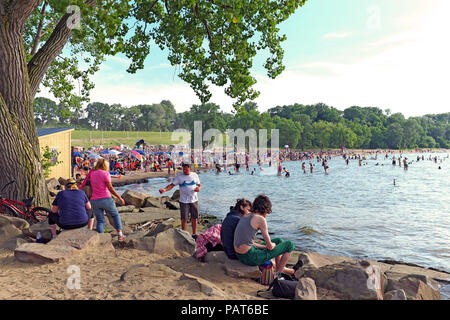 Une soirée d'été à Edgewater Park sur les rives du lac Érié à Cleveland, Ohio, USA résidents amène en masse pour profiter du beau temps. Banque D'Images