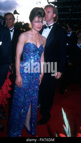 LOS ANGELES, CA - le 30 mars : L'actrice Linda Hamilton et James Cameron Directeur assister à la 64e conférence annuelle des Academy Awards le 30 mars 1992 à la Dorothy Chandler Pavilion à Los Angeles, Californie. Photo de Barry King/Alamy Stock Photo Banque D'Images