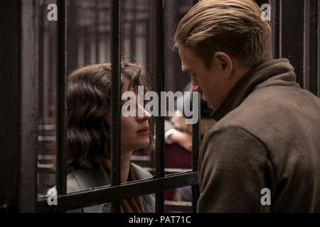 DATE DE SORTIE : Août 24, 2018 TITRE : Papillon STUDIO : Bleecker Street Media Director : Michael Noer PLOT : un prisonnier détenu sur une île éloignée des parcelles de son évasion. Un remake du film de 1973 'Papillon'. Avec : EVE HEWSON comme Nénette, CHARLIE HUNNAM que Henri Charriere 'Papillon'. (Crédit Image : © Bleecker Street Media/Divertissement Photos) Banque D'Images