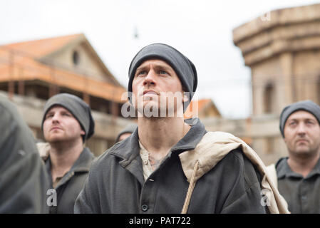 DATE DE SORTIE : Août 24, 2018 TITRE : Papillon STUDIO : Bleecker Street Media Director : Michael Noer PLOT : un prisonnier détenu sur une île éloignée des parcelles de son évasion. Un remake du film de 1973 'Papillon'. Avec : CHARLIE HUNNAM que Henri Charriere 'Papillon'. (Crédit Image : © Bleecker Street Media/Divertissement Photos) Banque D'Images