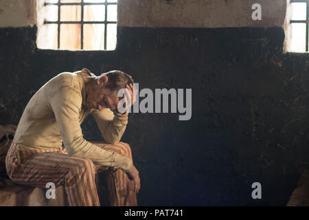 DATE DE SORTIE : Août 24, 2018 TITRE : Papillon STUDIO : Bleecker Street Media Director : Michael Noer PLOT : un prisonnier détenu sur une île éloignée des parcelles de son évasion. Un remake du film de 1973 'Papillon'. Avec : CHARLIE HUNNAM que Henri Charriere 'Papillon'. (Crédit Image : © Bleecker Street Media/Divertissement Photos) Banque D'Images