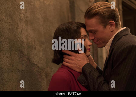 DATE DE SORTIE : Août 24, 2018 TITRE : Papillon STUDIO : Bleecker Street Media Director : Michael Noer PLOT : un prisonnier détenu sur une île éloignée des parcelles de son évasion. Un remake du film de 1973 'Papillon'. Avec : EVE HEWSON comme Nénette, CHARLIE HUNNAM que Henri Charriere 'Papillon'. (Crédit Image : © Bleecker Street Media/Divertissement Photos) Banque D'Images