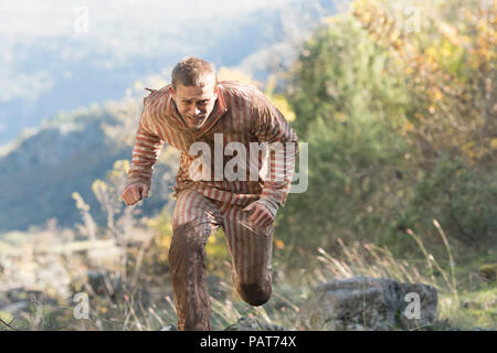 DATE DE SORTIE : Août 24, 2018 TITRE : Papillon STUDIO : Bleecker Street Media Director : Michael Noer PLOT : un prisonnier détenu sur une île éloignée des parcelles de son évasion. Un remake du film de 1973 'Papillon'. Avec : CHARLIE HUNNAM que Henri Charriere 'Papillon'. (Crédit Image : © Bleecker Street Media/Divertissement Photos) Banque D'Images