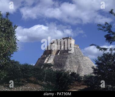 PIRAMIDE DEL ADIVINO-FACHADA-PONIENTE CULTURA maya. Emplacement : PIRAMIDE DEL ADIVINO, Uxmal, CIUDAD DE MEXICO. Banque D'Images