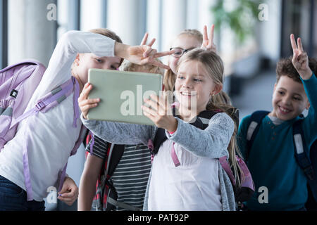 Les élèves heureux de prendre un comprimé à l'école avec des selfies Banque D'Images