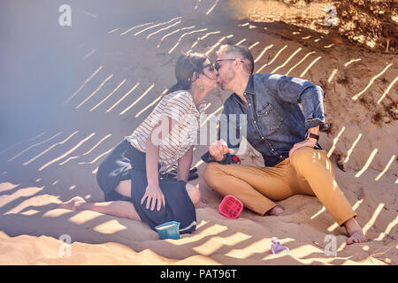 Couple kissing in ombre sur la plage Banque D'Images