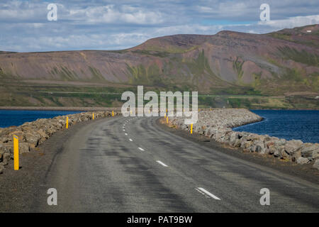 Empty Road, Gilsfjordur Fjord, Islande, Fjords de l'Ouest Banque D'Images