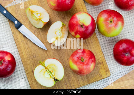 Vue de dessus les pommes juteuses mûres sur table en bois rustique. Accueil cultivé des pommes biologiques et couteau, tourné à partir de ci-dessus Banque D'Images