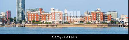 Appartements résidentiels modernes à GUNWHARF QUAYS de Portsmouth, Hampshire, England, UK. Appartements moderne en brique rouge. Pano. Vue panoramique. Banque D'Images