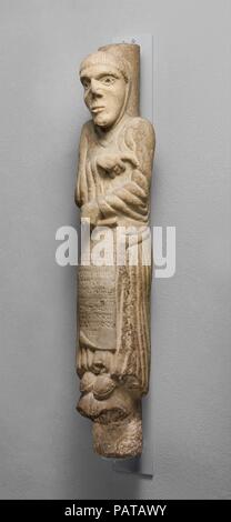 Statue de la colonne Saint Hilaire de Galeata. Culture : l'italien. Dimensions : hors tout : 34 7/8 x 4 1/4 x 6 3/4 in. (88,6 x 10,8 x 17,1 cm) Poids : 72lb. (32.7 kg). Date : ca. 1170-1200. Cette colonne, statue de la détruit cloître de l'abbaye bénédictine de l'Institut Sait'Ellero di Galeata, Forlí, représente le saint patron et fondateur de l'abbaye. Vêtu d'un habit monastique et une tonsure (tête rasée partiellement), Saint Hilaire (478-558) est titulaire d'un livre inscrit dans l'affirmation des droits de l'abbaye sur le revenu provenant d'un territoire donné. Ainsi, la statue du saint fondateur fonctionne comme une charte im Banque D'Images