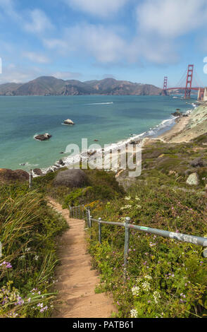 Les batteries à Bluffs Trail avec le Golden Gate Bridge en arrière-plan, San Francisco, California, United States. Banque D'Images