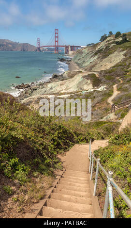 Les batteries à Bluffs Trail avec le Golden Gate Bridge en arrière-plan, San Francisco, California, United States. Banque D'Images