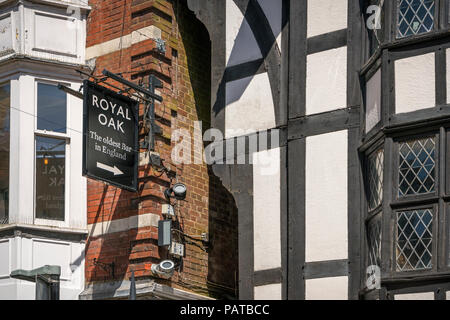 Signer pour la Royal Oak à Winchester qui prétend être "le plus vieux bar en Angleterre' , Hampshire, à côté de Dieu engendra Chambre. Banque D'Images