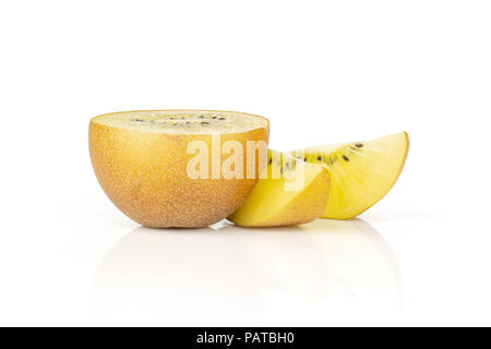Groupe de la moitié deux tranches de kiwi frais golden brown sungold variété isolated on white Banque D'Images