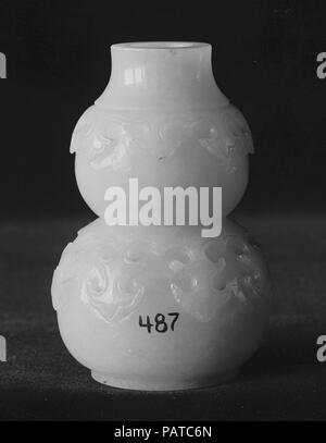 Double-Gourd Vase. Culture : la Chine. Dimensions : H. 2 13/16 in. (7,1 cm) ; W. 1 15/16 in. (4,9 cm). Musée : Metropolitan Museum of Art, New York, USA. Banque D'Images