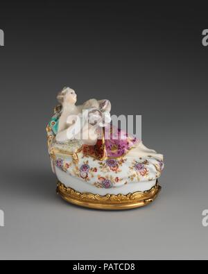 Vénus et Cupidon dans un groupe. Culture : British, Chelsea. Dimensions : 2 1/2 x 1 5/8 x 2 1/4 in. (6,4 × 4,1 × 5,7 cm). Manufacture de Porcelaine : Chelsea en usine (britannique, 1745-1784, de transition (brun), période d'ancrage ca. 1758-1759). Date : ca. 1755. Musée : Metropolitan Museum of Art, New York, USA. Banque D'Images