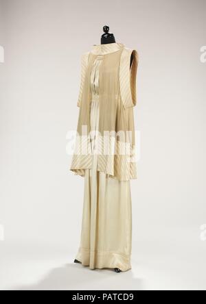 Soirée ensemble. Culture : le français. Maison : Maison de Lanvin (Français, fondée en 1889). Designer : Jeanne Lanvin (Français, 1867-1946). Date : printemps/été 1935. Jeanne Lanvin a été apprenti d'une modiste et une couturière avant d'ouvrir sa propre boutique de modiste en 1889. Elle a élargi en couture quand ses clients a commencé à demander pour les ensembles dans lesquels elle ornée de sa fille, Marguerite di Pietro (1897-1958). Son style incarne la féminité de jeunes d'une façon plus moderne et avec une surface relativement faible et des embellissements style robe de silhouettes, qui pourrait être porté par wom Banque D'Images