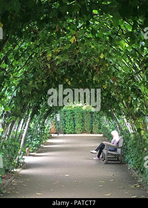 La station à pied au jardin en contrebas, les jardins du palais de Kensington, London, UK, FR - les tilleuls. Banque D'Images